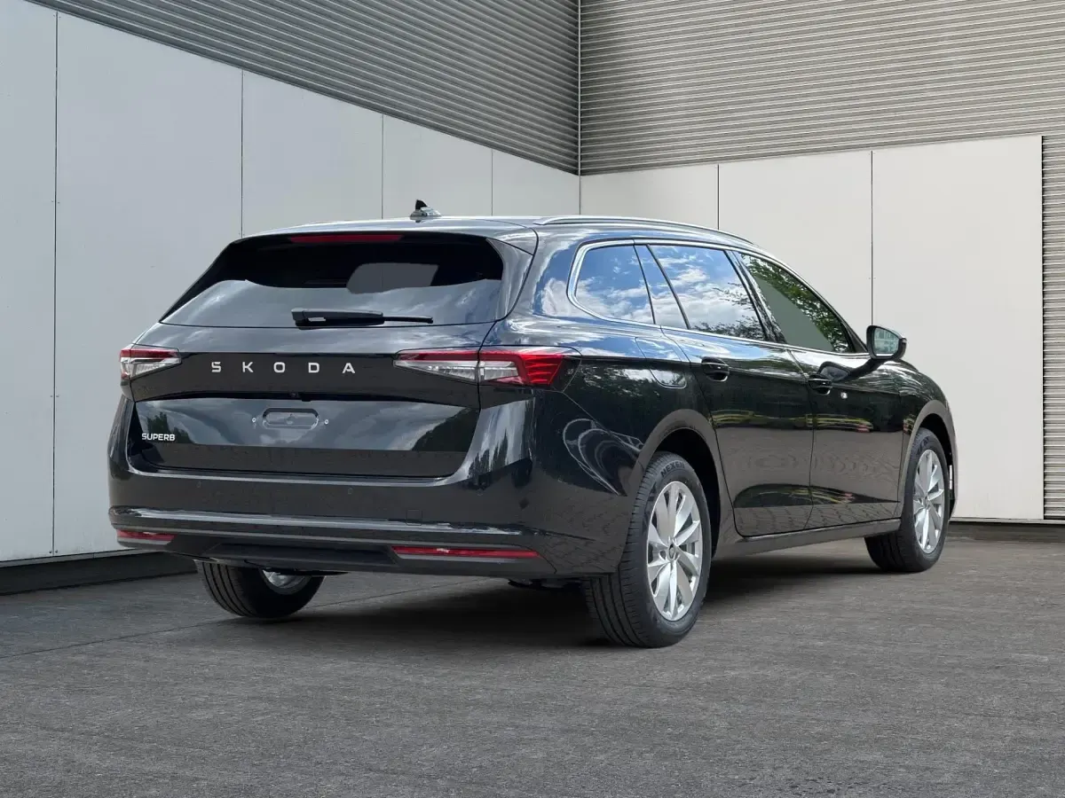 Neu Skoda Superb Selection 150 PS (110 kW) 2026 Onyxschwarz metallic Kombi