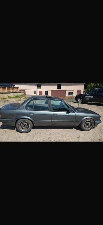 Grau Gebraucht 1988 BMW 320 Limousine | 4.700 € - Bild 1/4