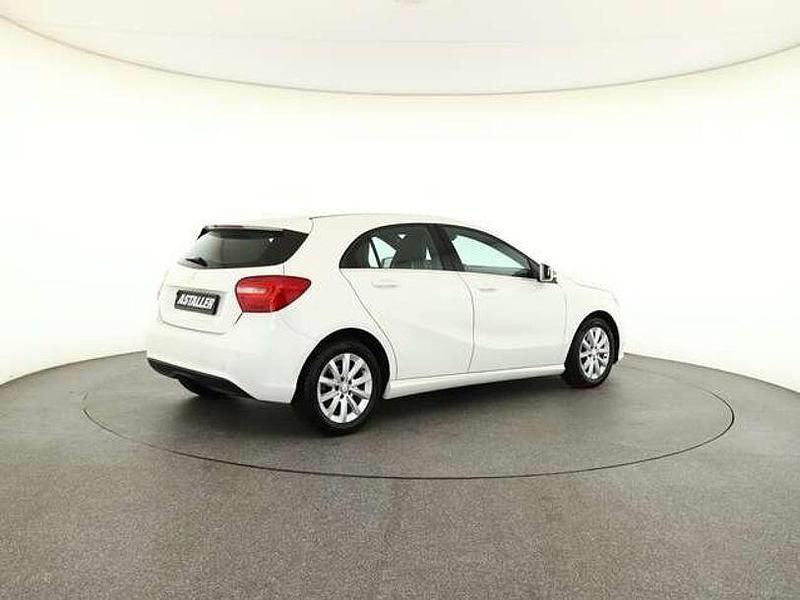 Gebraucht Mercedes A180 Style 122 PS (89 kW) 2014 Zirrusweiß Limousine