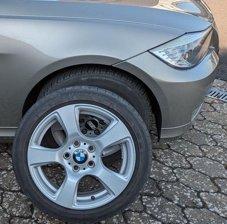 Gebraucht BMW 320 177 PS (130 kW) 2010 Gold Limousine