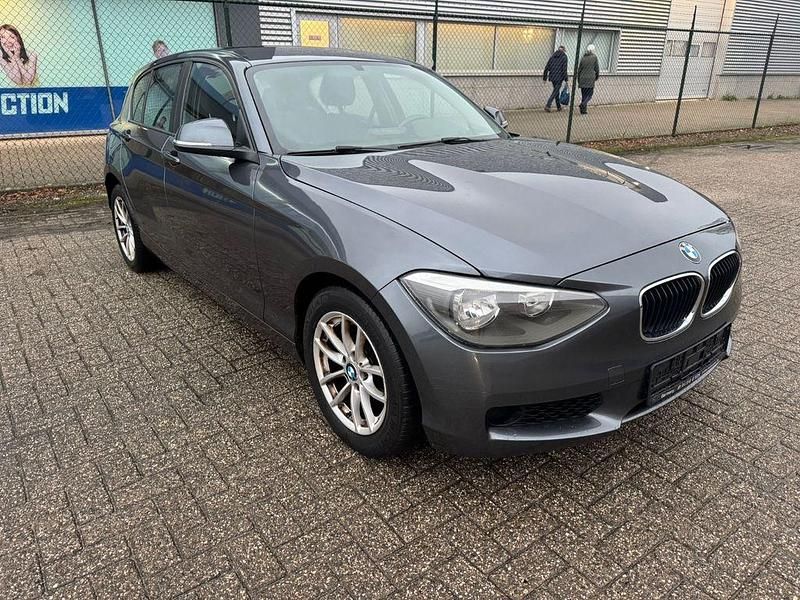 Grau Gebraucht 2013 BMW 114 Sport Line Kleinwagen | 3.250 € (Superpreis) - Bild 1/4