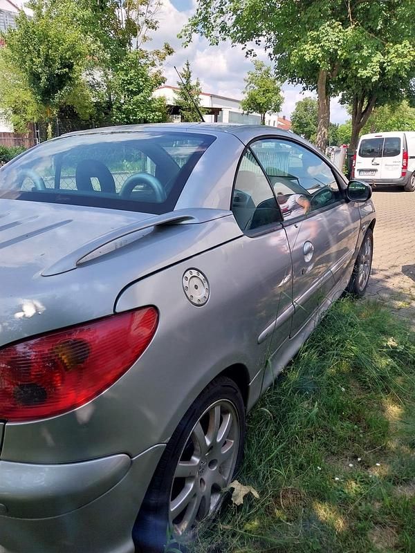 Silber Gebraucht 2006 Peugeot 206 CC Cabrio | 2.500 € (Teuer) - Bild 1/4
