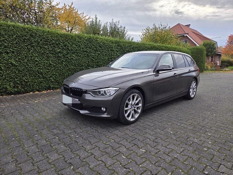 Braun Gebraucht 2013 BMW 320 Sport Line Kombi | 10.650 € (Superpreis) - Bild 1/4