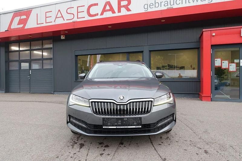 Grau Gebraucht 2021 Skoda Superb Ambition Kombi | 15.588 € (Etwas zu teuer) - Bild 1/4