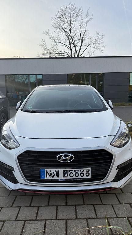 Weiß Gebraucht 2015 Hyundai i30 Turbo Limousine | 11.200 € (Etwas zu teuer) - Bild 1/4