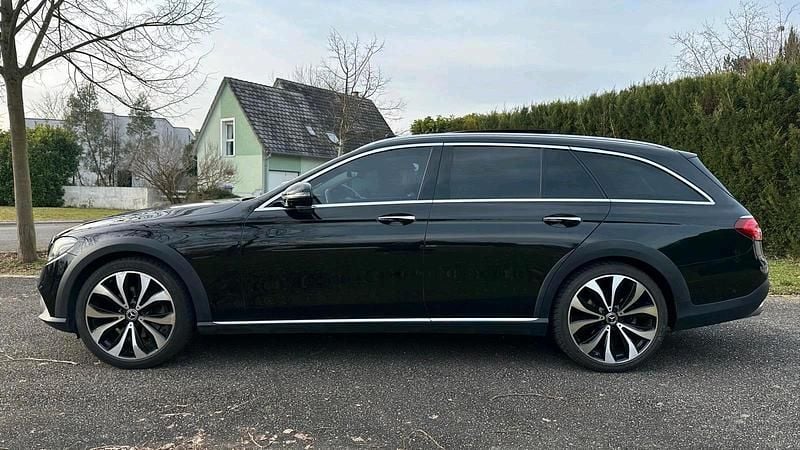 Gebraucht Mercedes E220 AMG 194 PS (142 kW) 2019 Schwarz Limousine