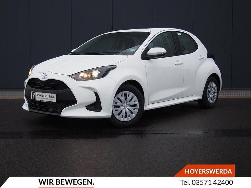 Weiß Gebraucht 2022 Toyota Yaris Limousine | 12.800 € (Guter Preis) - Bild 1/4