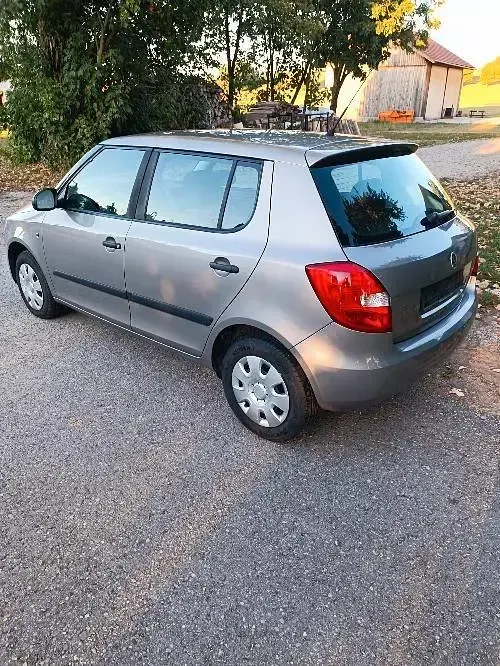 Gebraucht Skoda Fabia 70 PS (51 kW) 2010 Silber Kleinwagen