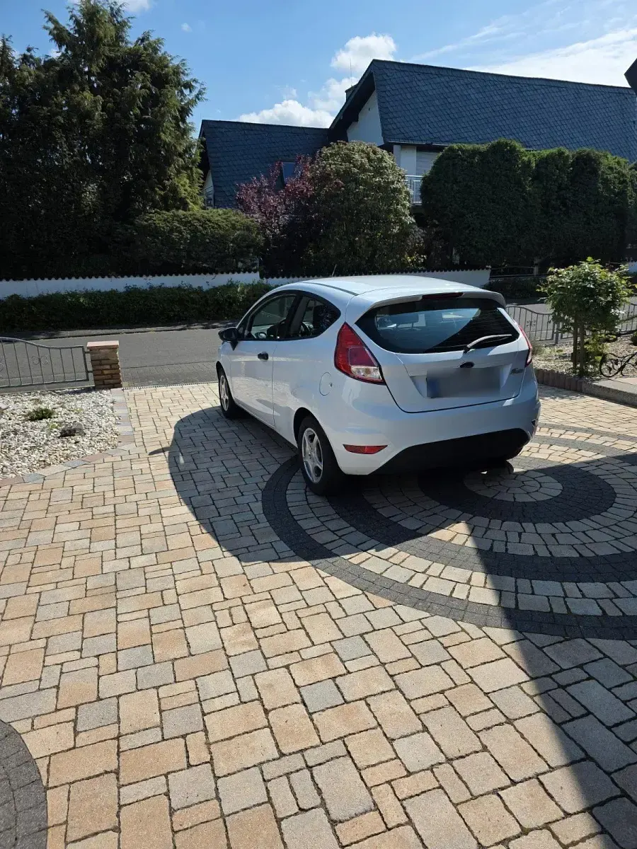 Gebraucht Ford Fiesta 60 PS (44 kW) 2013 Weiß Kleinwagen