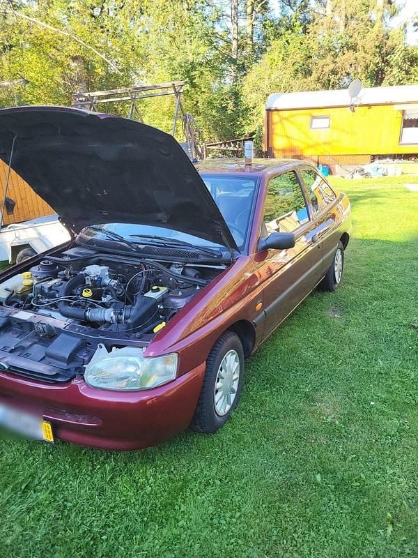 Andere farben Gebraucht 1995 Ford Escort Coupé | 1.400 € - Bild 1/4