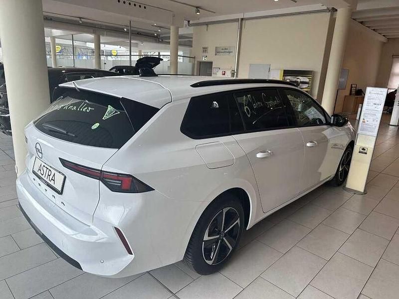 Neu Opel Astra 131 PS (96 kW) 2025 Lack weiss banquise/typ aussen Kombi