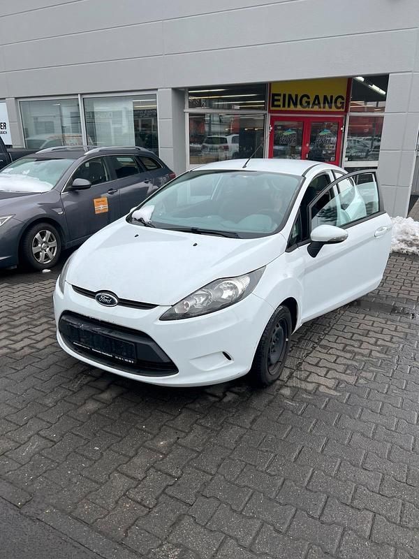 Gebraucht Ford Fiesta 69 PS (50 kW) 2011 Weiß Kleinwagen
