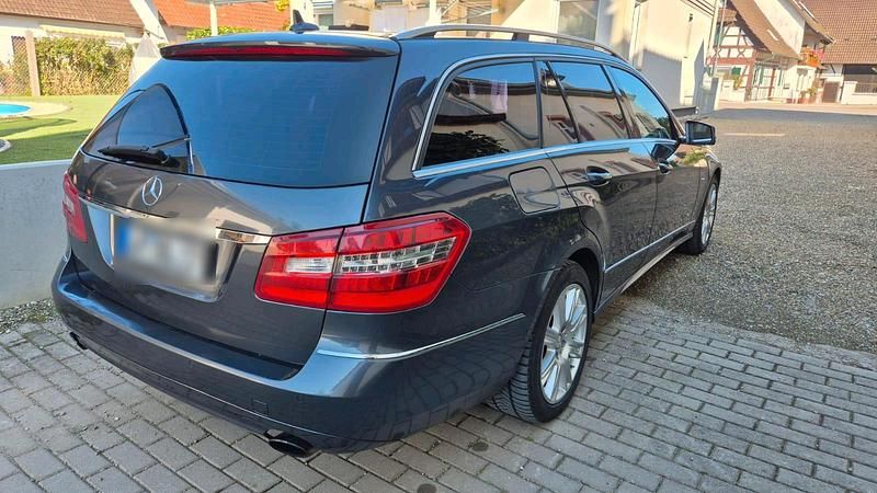 Gebraucht Mercedes E300 Avantgarde 231 PS (169 kW) 2011 Grau Kombi