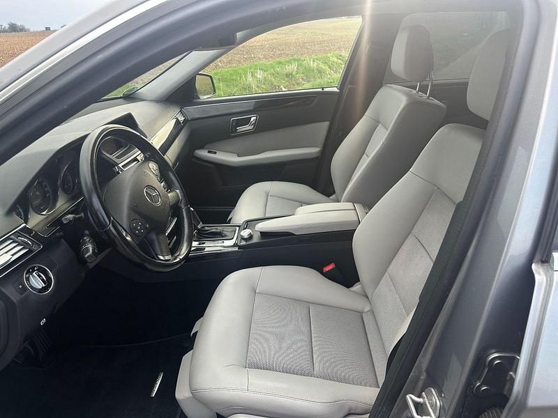 Gebraucht Mercedes E200 136 PS (100 kW) 2011 Grau Kombi