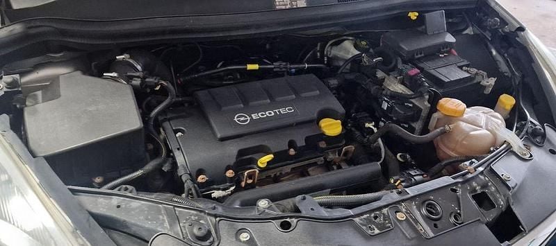 Używany Opel Corsa Satellite 101 KM (74 kW) 2011 Srebrny Sedan/Limuzyna