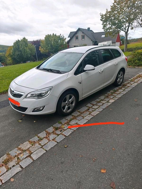 Weiß Gebraucht 2012 Opel Astra Kombi | 2.900 € (Fairer Preis) - Bild 1/4