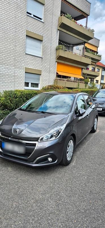 Grau Gebraucht 2018 Peugeot 208 Allure Kleinwagen | 8.500 € (Fairer Preis) - Bild 1/4