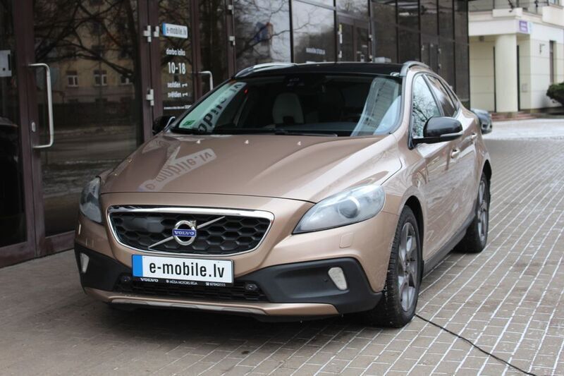 Braun Gebraucht 2014 Volvo V40 CC Summum Kombi | 14.800 € (Etwas zu teuer) - Bild 1/4