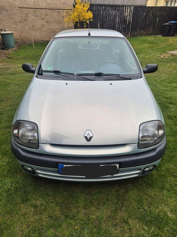 Second-hand Renault Clio II 58 CP (42 kW) 2000 Argintiu Berlinǎ