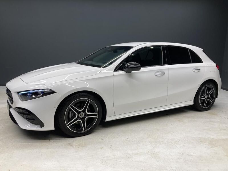 Polarweiß Gebraucht 2023 Mercedes A200 Night Limousine | 35.980 € (Teuer) - Bild 1/4