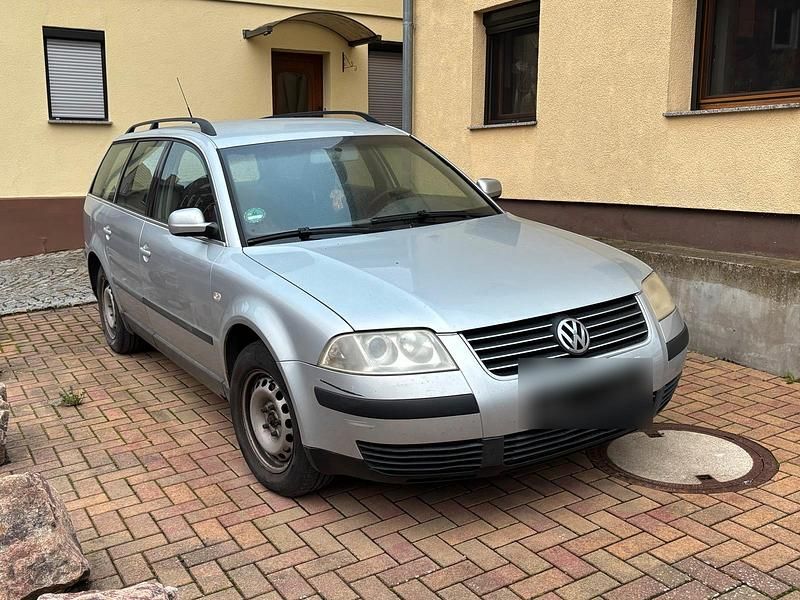 Silber Gebraucht 2002 VW Passat Kombi | 1.950 € (Etwas zu teuer) - Bild 1/4