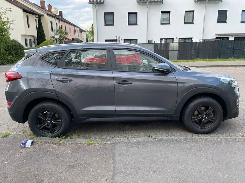 Grau Gebraucht 2016 Hyundai Tucson SUV | 12.600 € (Guter Preis) - Bild 1/4