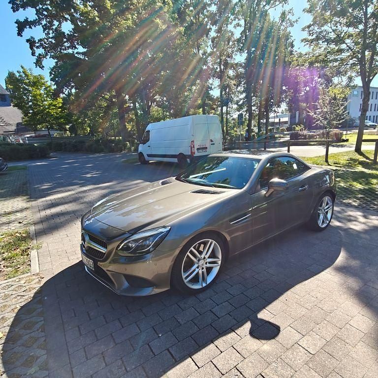 Grau Gebraucht 2016 Mercedes SLC250 Cabrio | 27.500 € - Bild 1/4