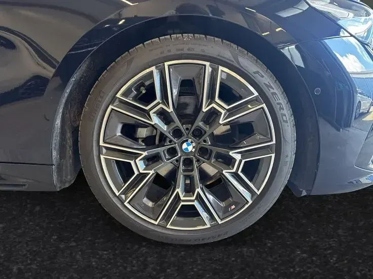 Gebraucht BMW 520 M Sport 197 PS (144 kW) 2025 Carbonschwarz metallic Limousine