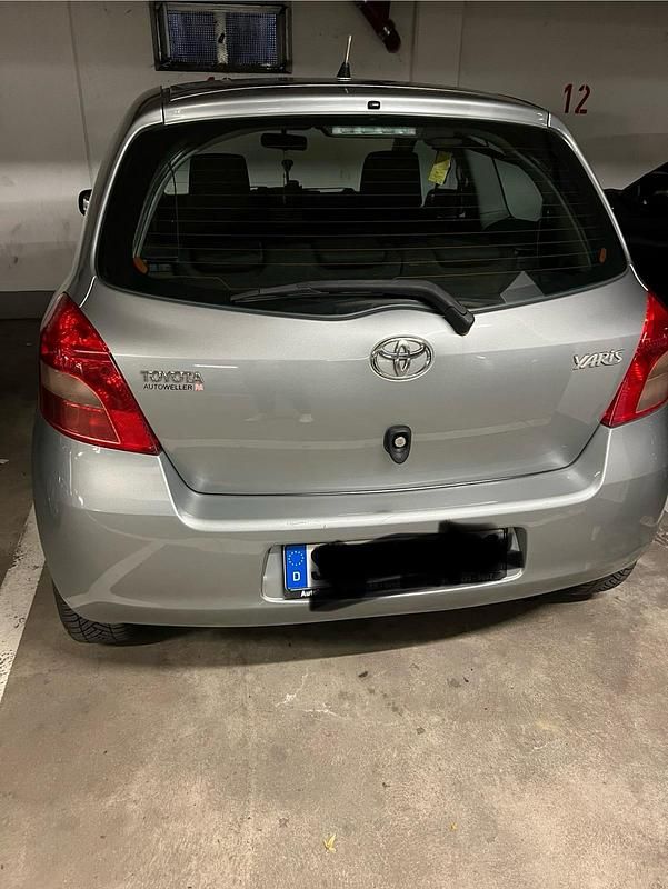 Grau Gebraucht 2006 Toyota Yaris Kleinwagen | 2.000 € - Bild 1/4