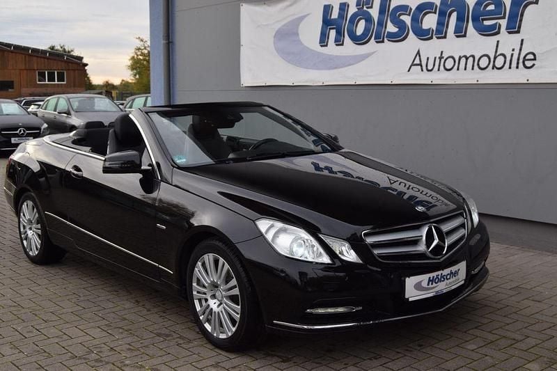 Schwarz Gebraucht 2012 Mercedes E200 Cabrio | 17.900 € (Fairer Preis) - Bild 1/4