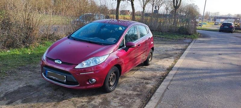 Gebraucht Ford Fiesta Titanium 75 PS (55 kW) 2010 Rot Kleinwagen