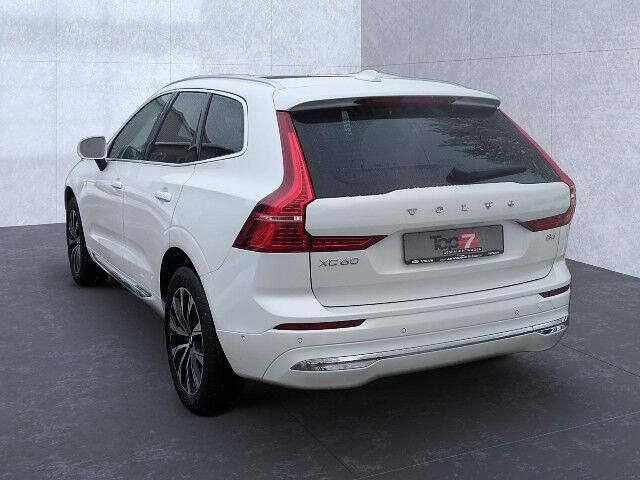 Gebraucht Volvo XC60 Plus 197 PS (144 kW) 2022 Crystal white (metallic) SUV