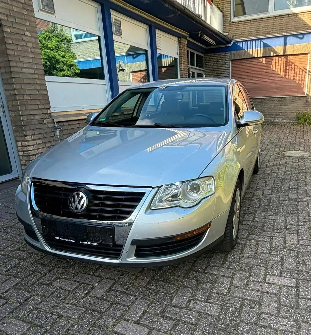 Second-hand VW Passat 115 CP (84 kW) 2005 Argintiu Berlinǎ