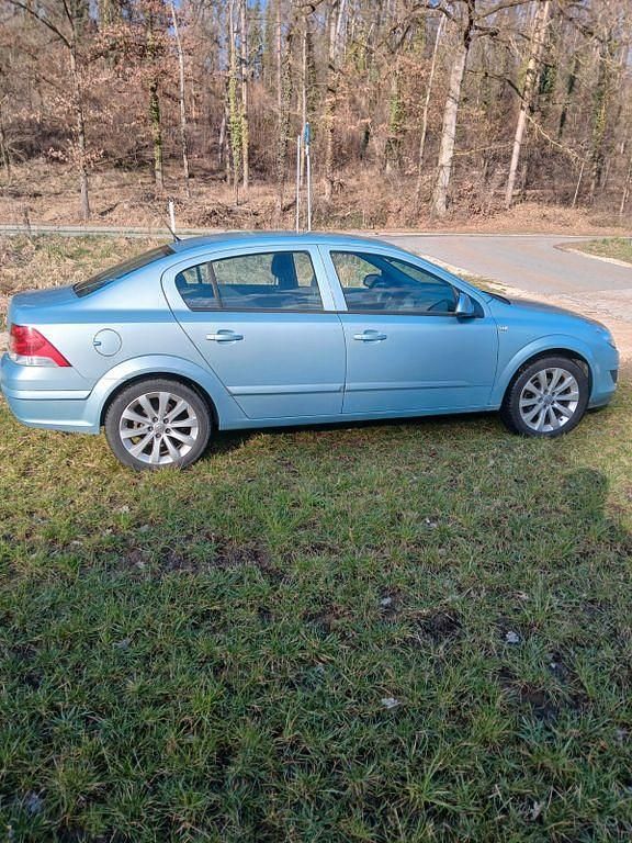 Gebraucht Opel Astra Edition 116 PS (85 kW) 2010 Blau Limousine