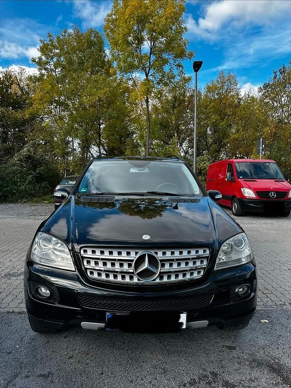 Schwarz Gebraucht 2005 Mercedes ML350 SUV | 5.899 € (Fairer Preis) - Bild 1/4