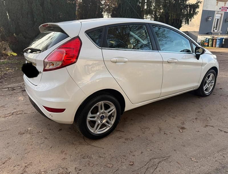 Gebraucht Ford Fiesta 95 PS (69 kW) 2013 Weiß Limousine