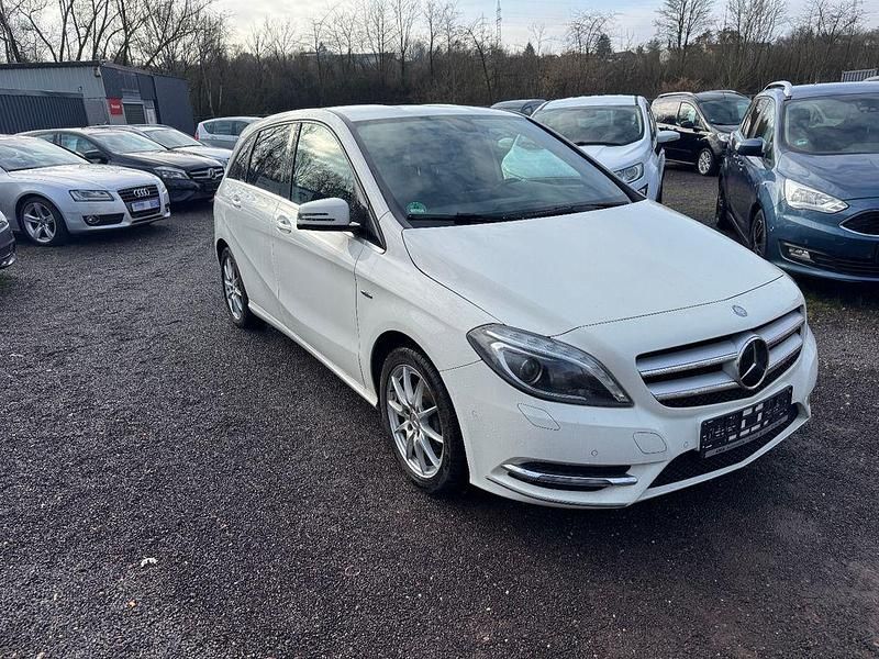 Gebraucht Mercedes B200 156 PS (114 kW) 2012 Weiß Van / Kleinbus
