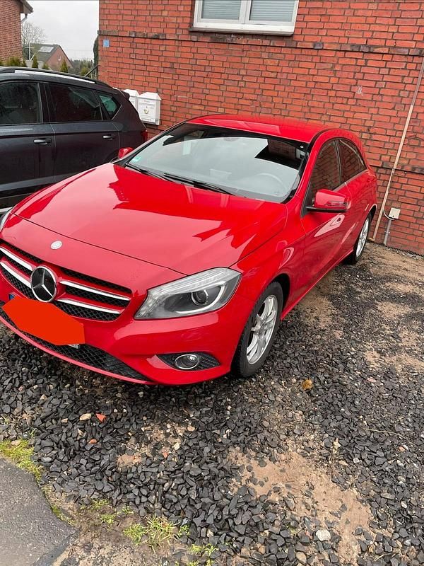 Rot Gebraucht 2012 Mercedes A180 Limousine | 10.500 € (Guter Preis) - Bild 1/4