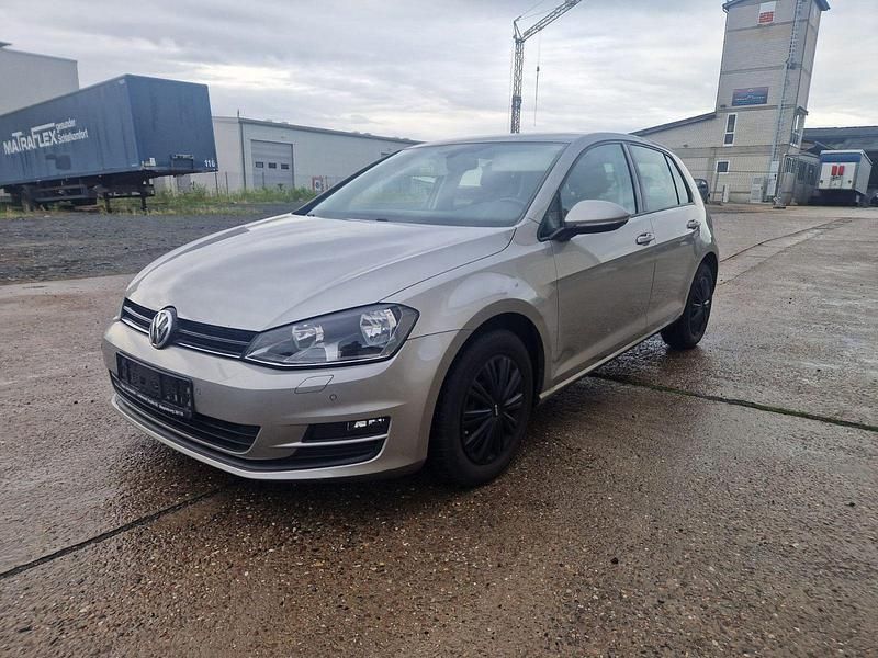 Silber Gebraucht 2015 VW Golf VII Trendline Kleinwagen | 7.990 € (Superpreis) - Bild 1/4