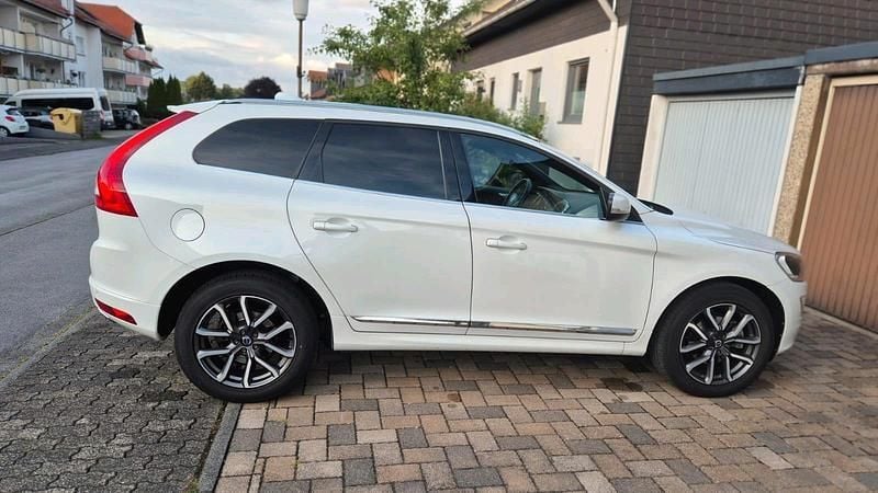 Weiß Gebraucht 2017 Volvo XC60 Summum SUV | 18.900 € - Bild 1/4