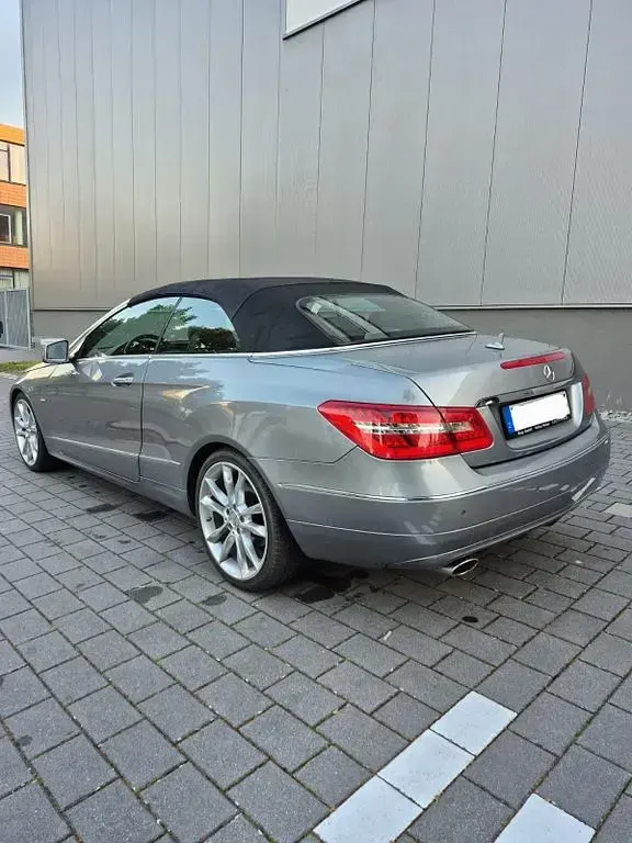 Usado Mercedes E220 Avantgarde 170 CV (125 kW) 2011 Gris Descapotable
