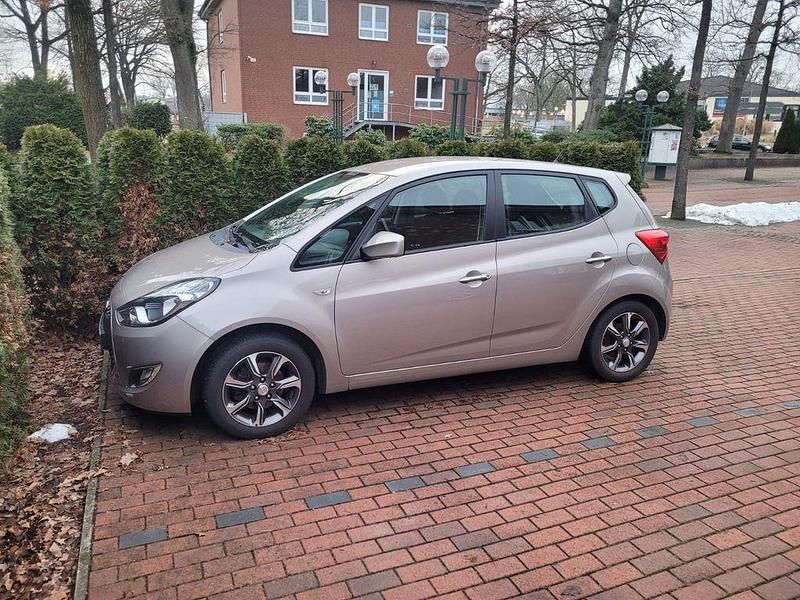 Gebraucht Hyundai ix20 Space Plus 125 PS (91 kW) 2017 Silber Kleinwagen