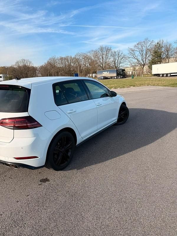 Gebraucht VW Golf VII 116 PS (85 kW) 2019 Weiß Kleinwagen