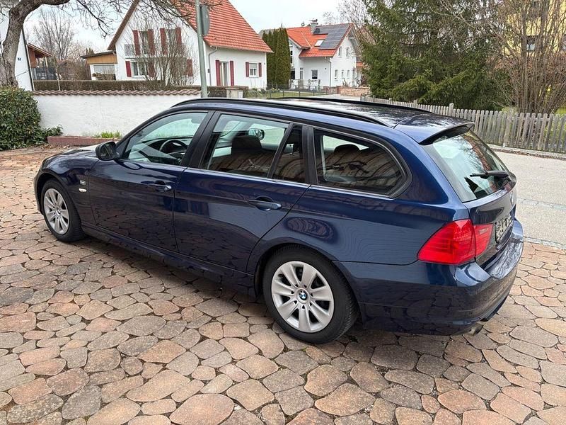 Gebraucht BMW 318 143 PS (105 kW) 2011 Blau Kombi