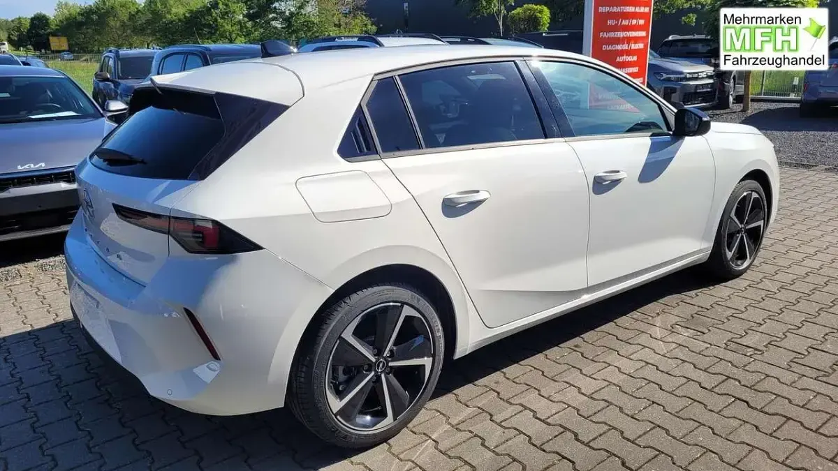 Neu Opel Astra Edition 131 PS (96 kW) 2026 Arktis weiß Limousine