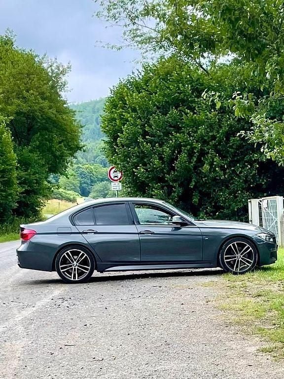 Grau Gebraucht 2016 BMW 330 M Sport Limousine | 19.400 € (Guter Preis) - Bild 1/4