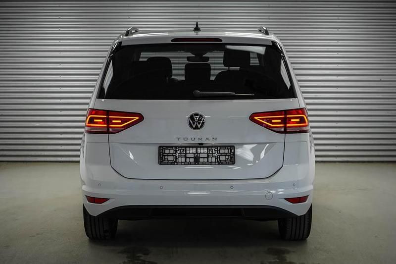 Neu VW Touran 150 PS (110 kW) 2026 Pure white uni (0q) Van / Kleinbus