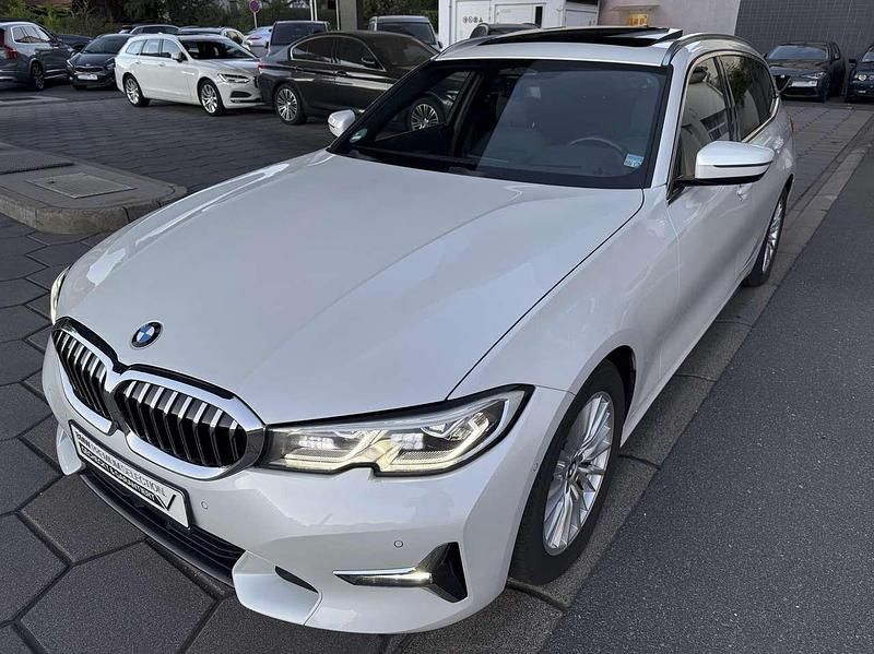 Mineralweiss metallic Gebraucht 2020 BMW 330 Luxury Line Kombi | 34.950 € (Teuer) - Bild 1/4