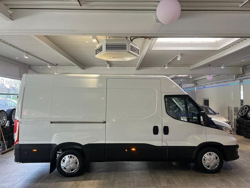 Second-hand Iveco Daily 156 CP (114 kW) 2019 Alb Monovolum