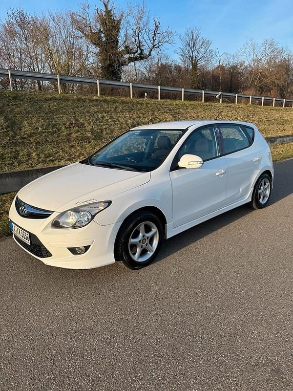 Weiß Gebraucht 2011 Hyundai i30 Limousine | 2.950 € (Fairer Preis) - Bild 1/4